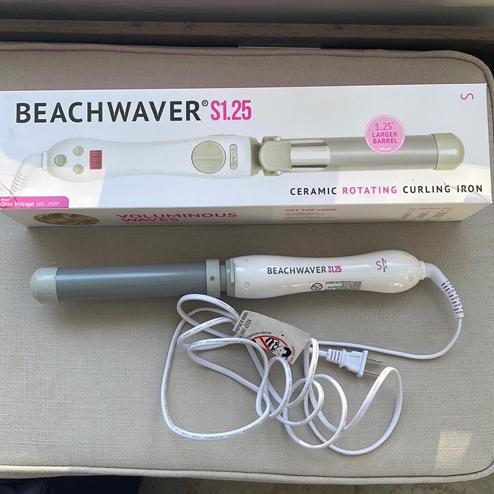 BEACHWAVER S1.25 DUAL VOLTAGE WHITE ROTATING CURLING IRON. Gently Used.